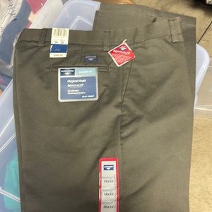 NWT Mens Dockers. Classic fit. 36x32. Original khaki